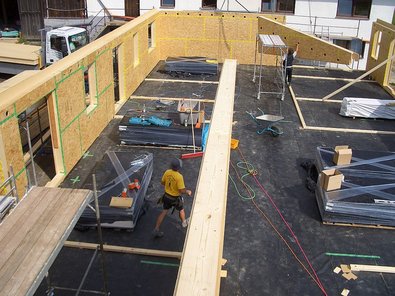Montage vorgefertigter Holzelemente bei Straßkirchen